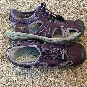 Keen sandals, size 8, great shape!  Stretchable fabric and adjustable strings.